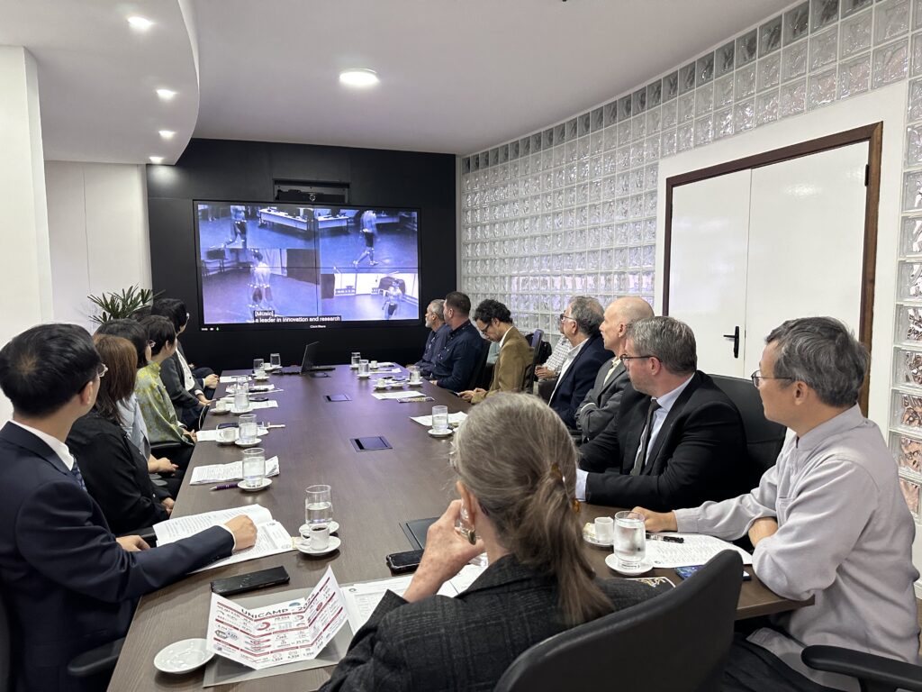 Comissão de Educação de Pequim em reunião com a Reitoria da Unicamp.