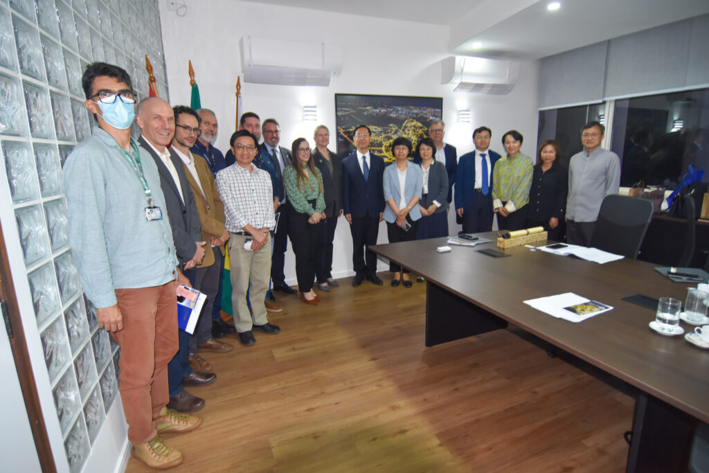 Comissão de Educação de Pequim em reunião com a Reitoria da Unicamp.