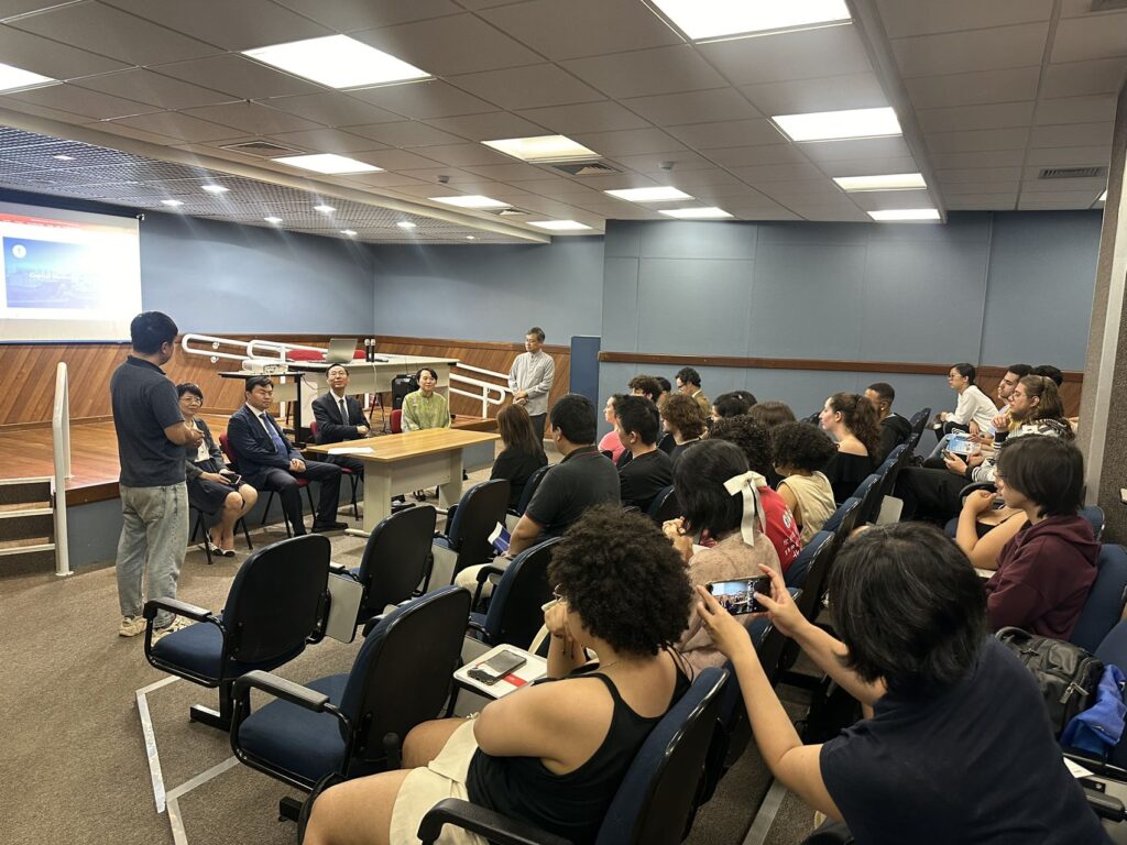 Palestra Study Abroad na Biblioteca de Obras Raras da Unicamp.