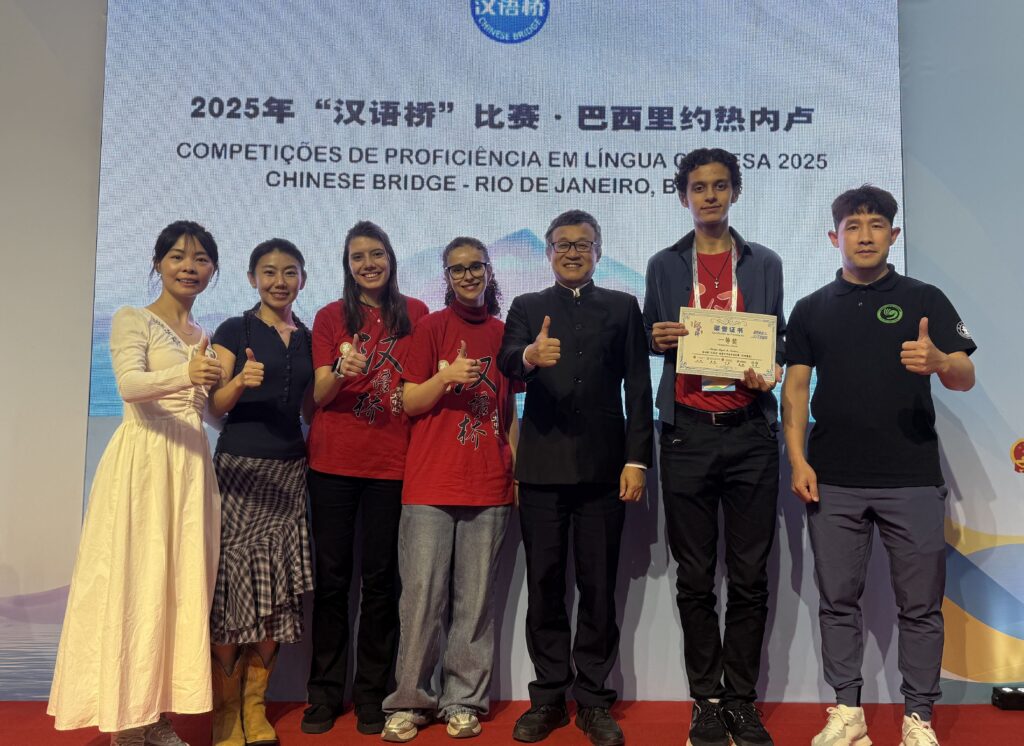 Comitiva do Instituto Confúcio na Unicamp à PUC-RIO. Da esquerda à direita: professoras Lian Chunxiao e Yueyuan, alunas Gabriela e Halandra, diretor Gao Qinxiang, aluno Henrique e professor Guo Jianhui.