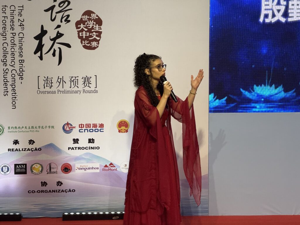 Halandra Piotto executa canto chinês
