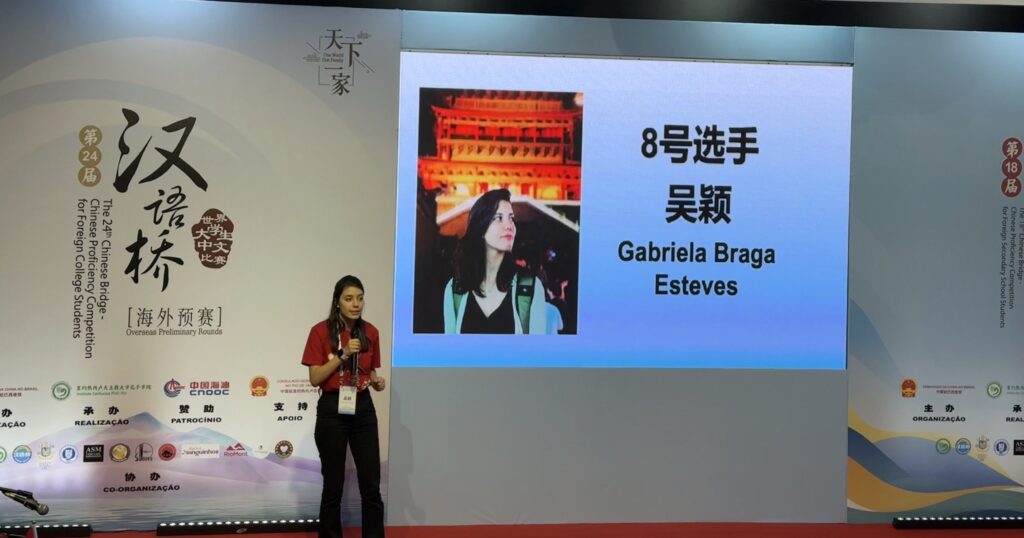 Gabriela Braga Esteves realiza leitura de poesia chinesa