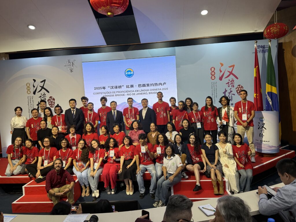 Participantes da seletiva brasileira do Chinese Bridge 2025 posam para foto